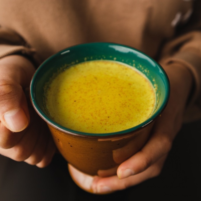 فوائد حليب الكركم الصحية في الشتاء