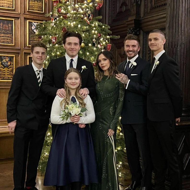 فيكتوريا بيكهام بدت رائعة الجمال بفستان طويل من الجيرسيه  باللون الأخضر من تصميمها