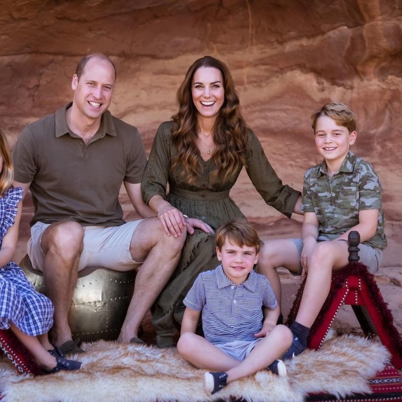 كيت ميدلتون تعتمد إطلالة متناسقة مع أولادها في أحدث صورة عائلية