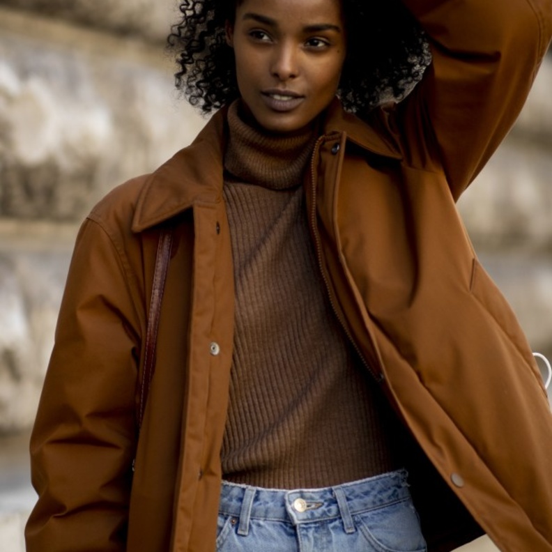 لإطالة الرقبة إختاري الألوان الفاتحة على عكس الداكنة التي ستجعلها تبدو أقصر