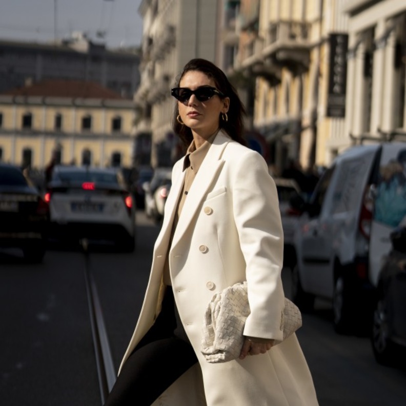 أفكار لتنسيق المعطف الأبيض مع اطلالات شتاء 2022