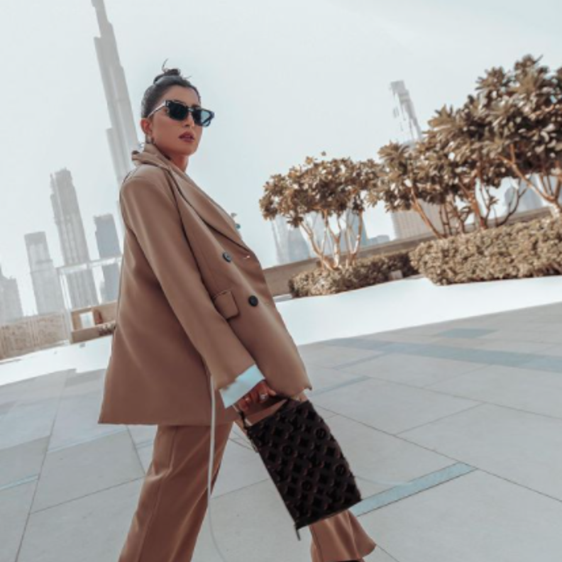 اطلالات أنيقة ومحتشمة للصبايا مستوحاة من بثينة الرئيسي