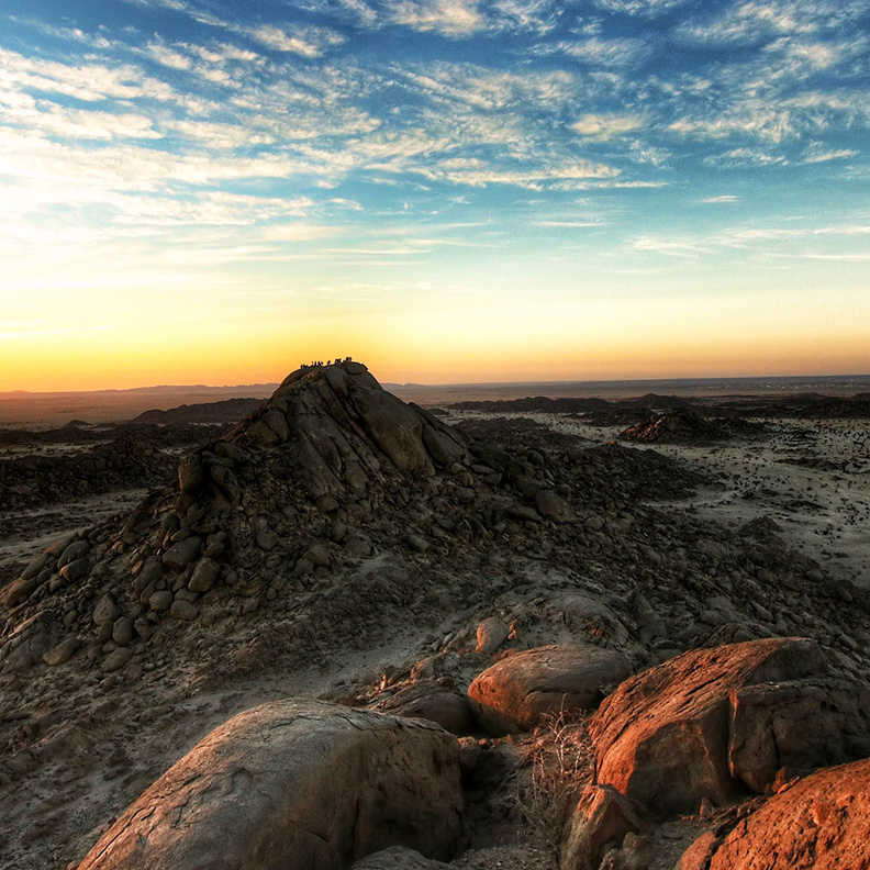 متعة التخييم في وادي القمر - المصدر روح السعودية