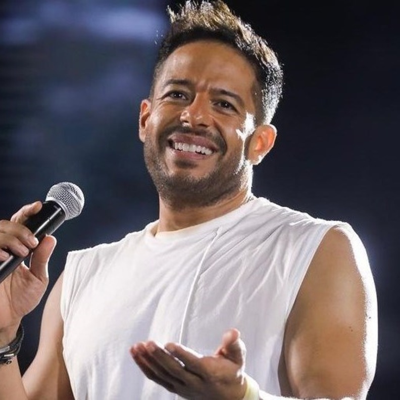 مواقف محرجة وأخرى طريفة واجهت النجوم على المسرح ومع معجبيهم