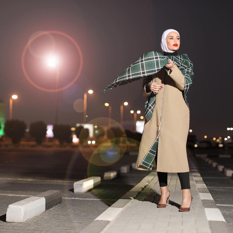 مرمر محمد وقع إختيارها على الوشاح بنقشة المربعات، وإختارته باللونين الأخضر والأسود