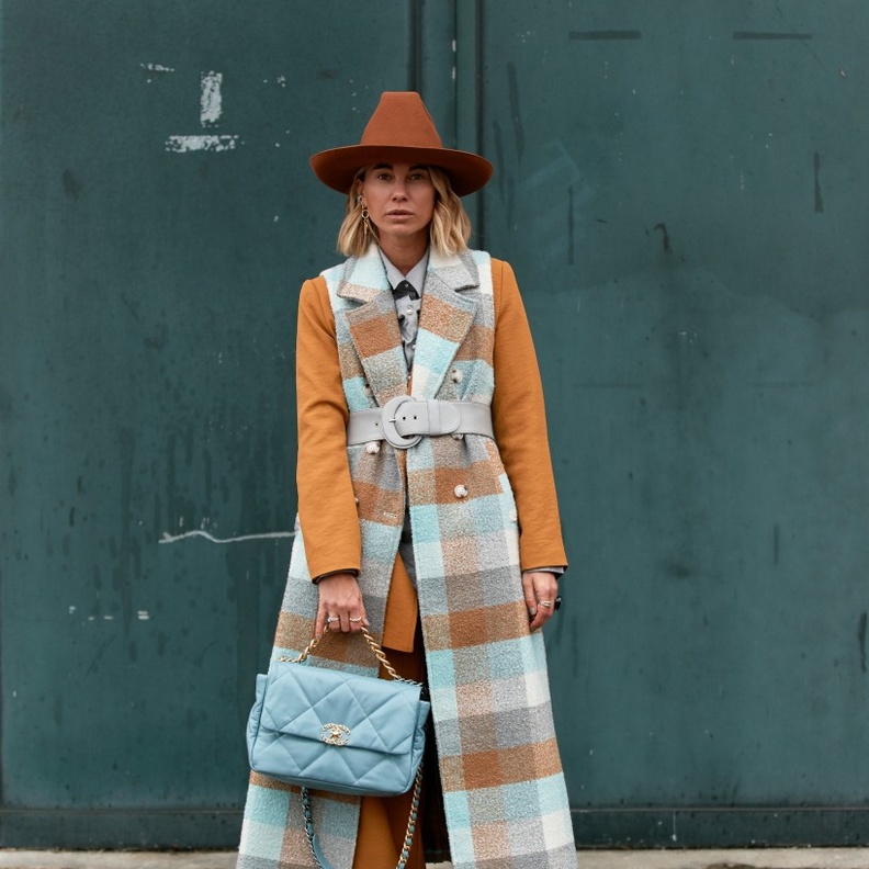 أفكار لتنسيق نقشة الكارو في اطلالات شتاء 2022