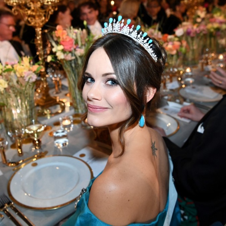 مجوهرات ملكية مرصعة بحجر الفيروز