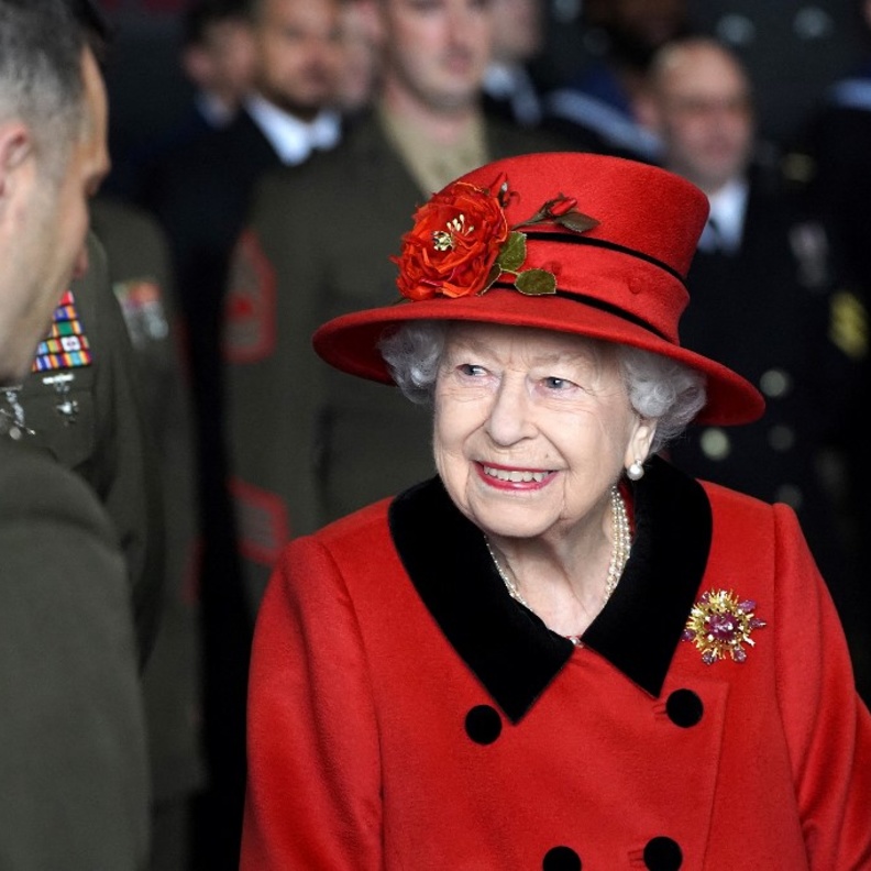 أجمل بروشات الملكة إليزابيث الثانية