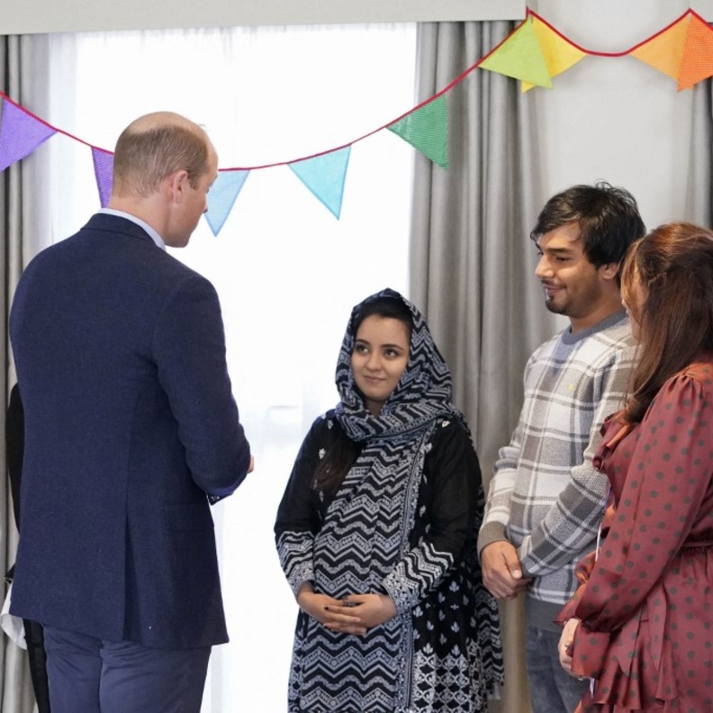 الأمير ويليام دوق كامبريدج يستمع إلى عائلة أفغانية لاجئة