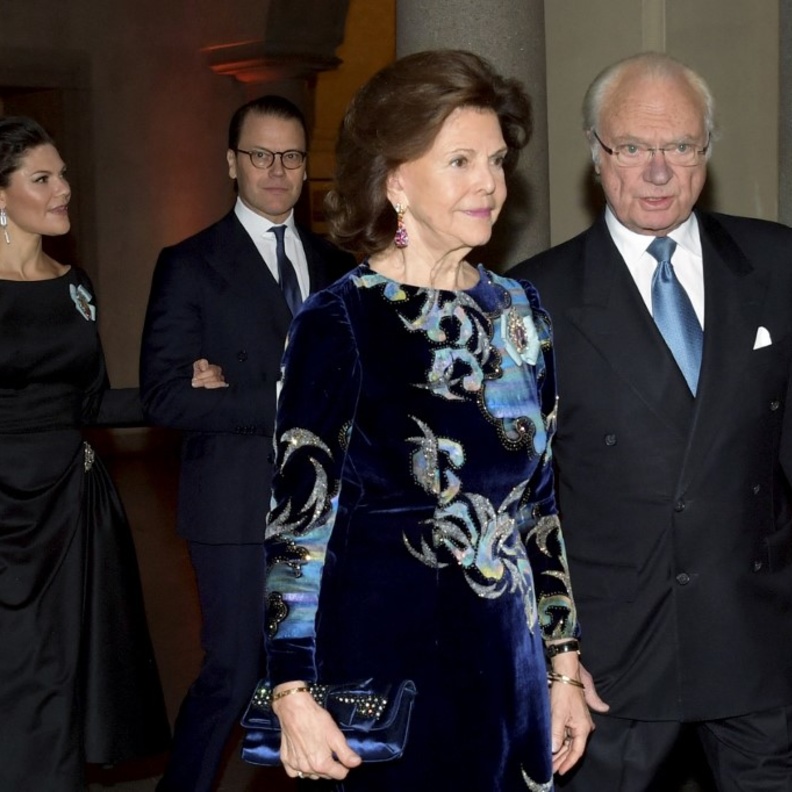 الملكة سيلفيا تتألق بأقراط ذو أحجار ملونة