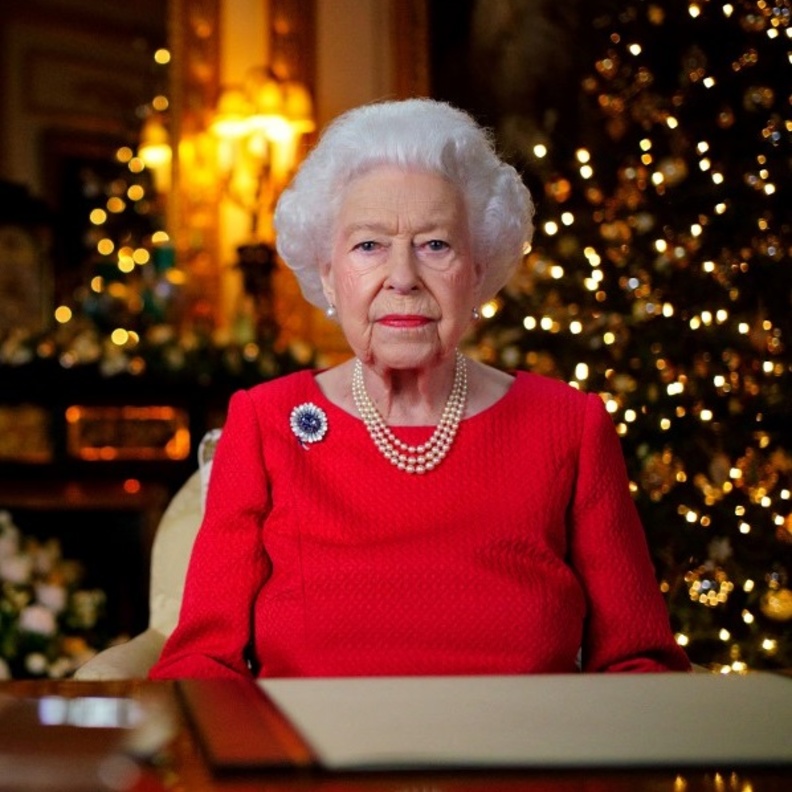 الملكة إليزابيث الثانية ترتدي بروش زهرة الأقحوان