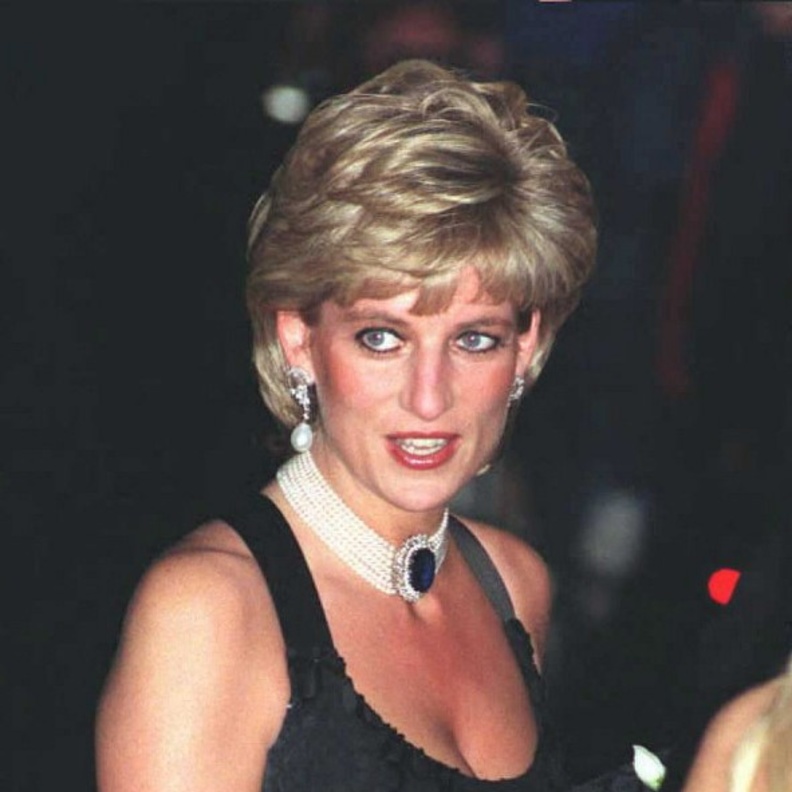 الأميرة ديانا تتألق بشوكر اللؤلؤ المميز