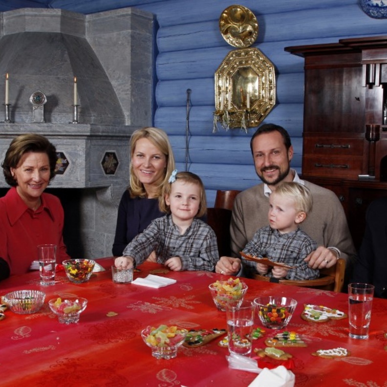 العائلة المالكة النرويجية تقضي عطلة نهاية العام في منزل Kongsseteren الخشبي