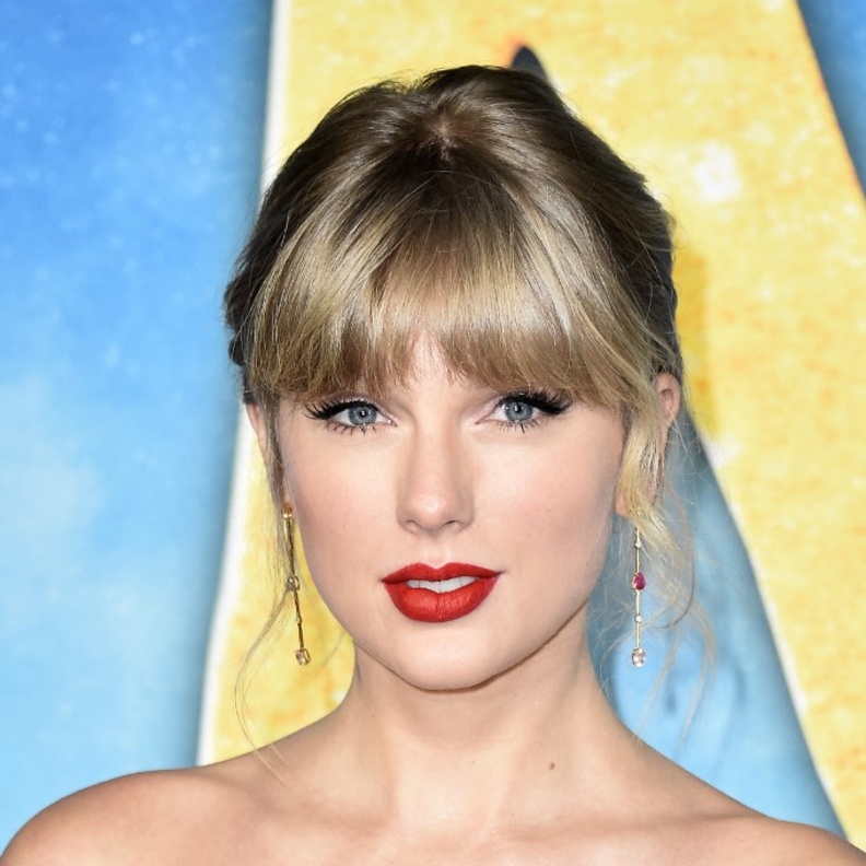 أفضل إطلالات تايلور سويفت الجمالية بمناسبة عيد ميلادها