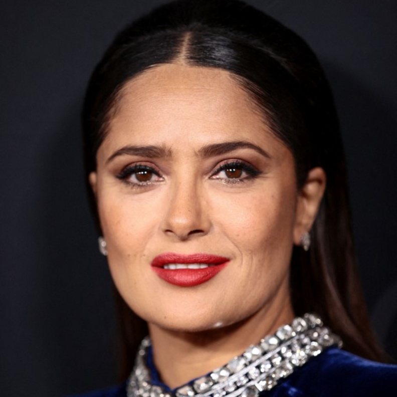  إطلالات سلمى حايك برسمات المكياج القوي خلال عام 2021