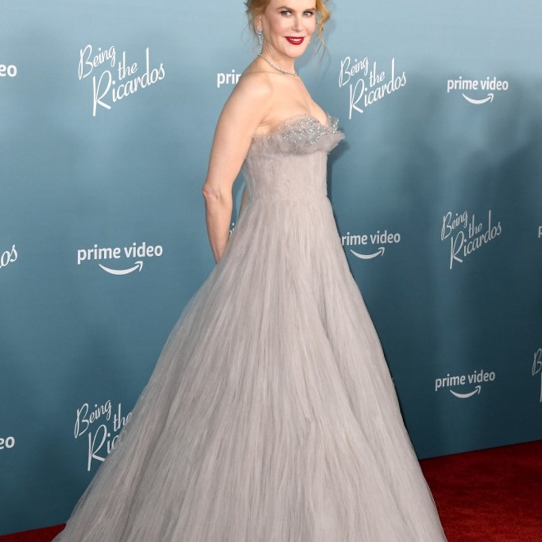 إطلالة نيكول كيدمان تلفت الانظار بفستانها الجريء والفاخر