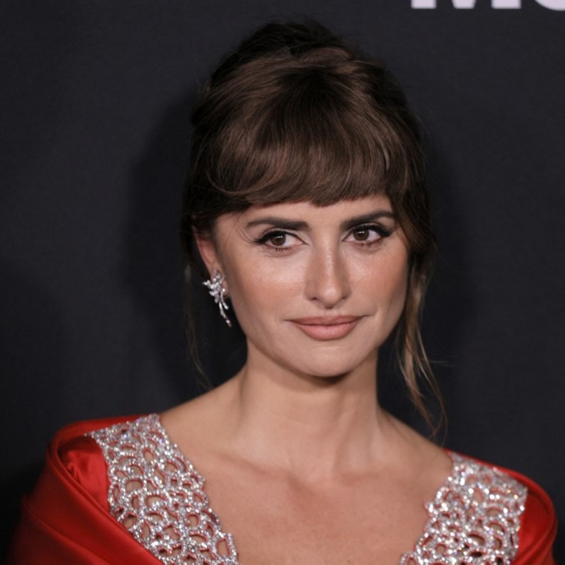 أفضل إطلالات مكياج وتسريحات شعر بينيلوبي كروز خلال عام 2021