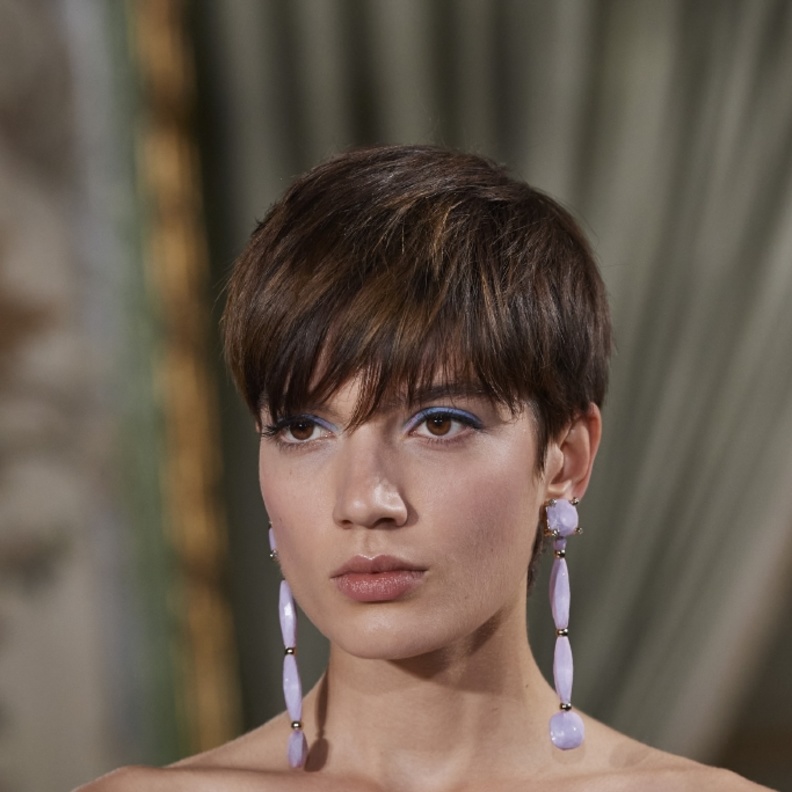 تسريحات انيقة للشعر القصير والذكوري مع الغرة الامامية من دار Armani Privè