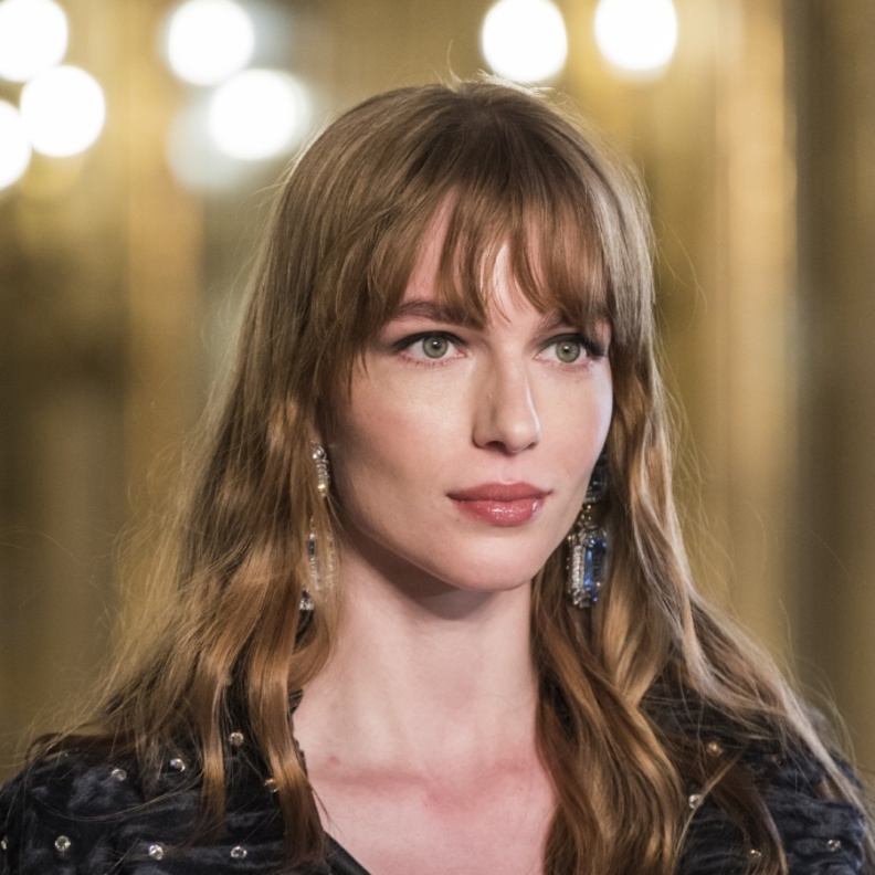 1 رئيسية   تسريحات شعر منسدلة مع الغرة الطويلة من Braschi