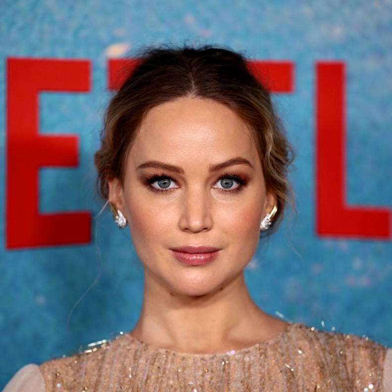 اطلالات جينيفر لورانس بمكياج برونزي قوي وبارز