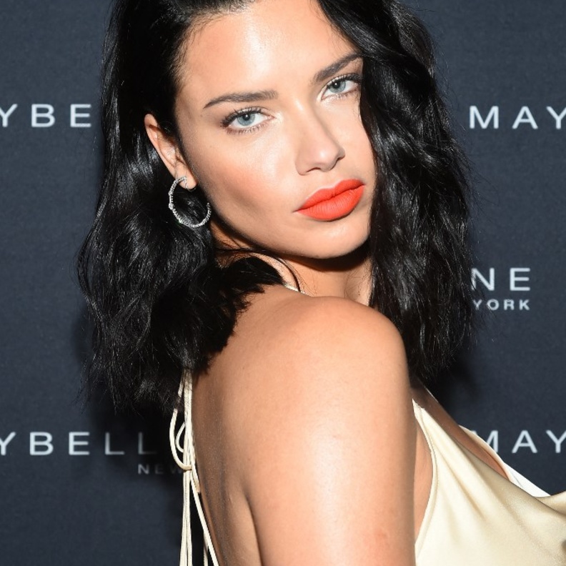 الوان احمر شفاه قوي ومرجاني من وحي أدريانا ليما