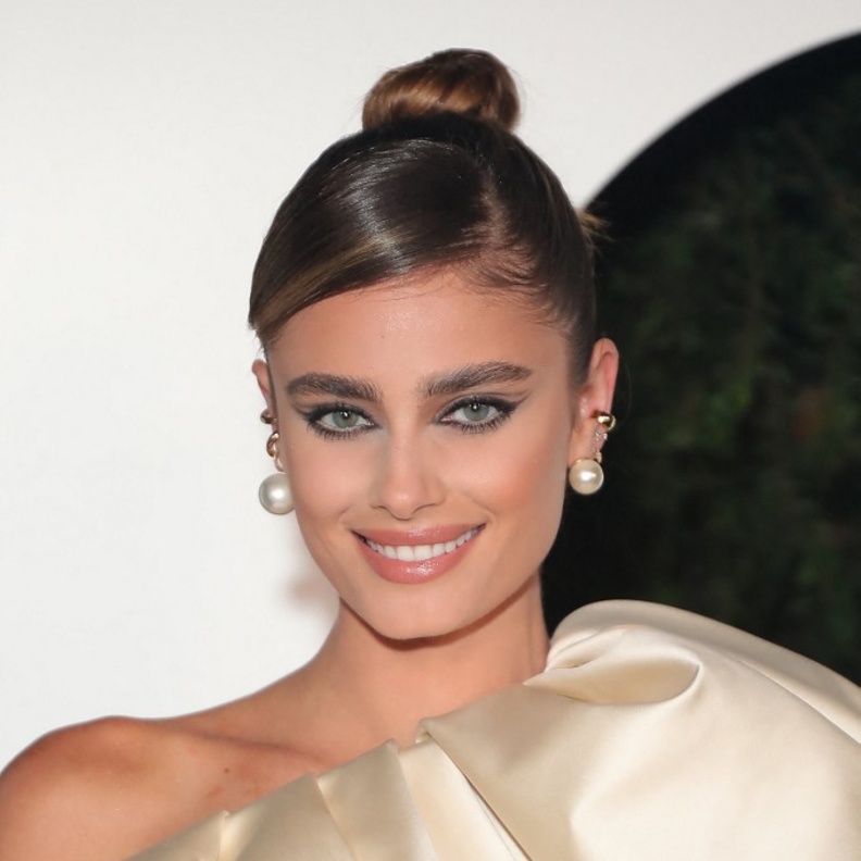 أجمل 7 تسريحات شعر فخمة ومرفوعة اعتمدتها النجمات العالميات عام 2021