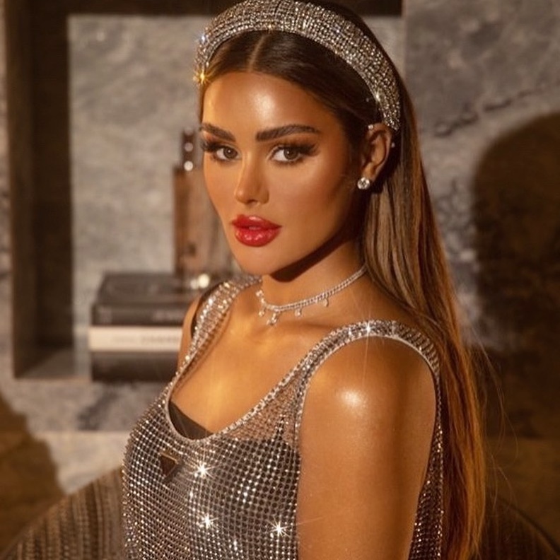 تسريحات شعر فخمة من وحي عهود العنزي لسهرات رأس السنة 2022