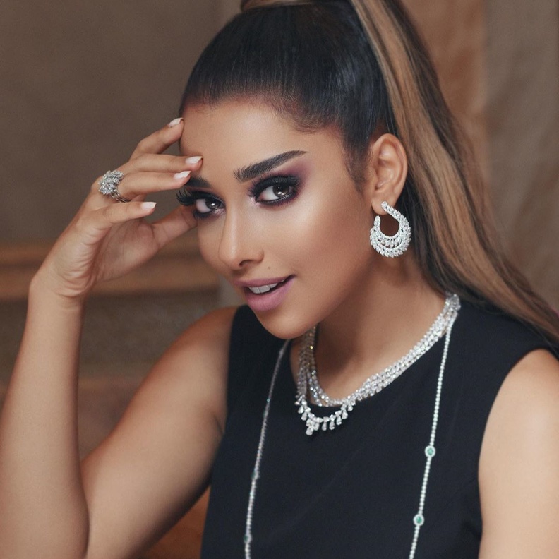 تسريحة الشعر النصف رفعة بأسلوب ذيل الحصان