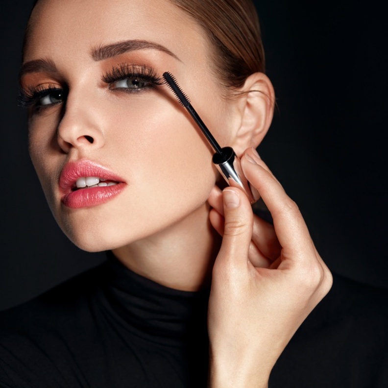 طريقة عمل مكياج بألوان هادئة لمناسبة نهاية عام 2021