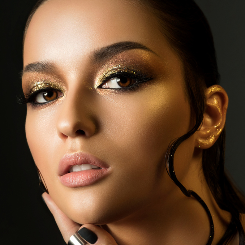  خطوات وضع المكياج الغليتر