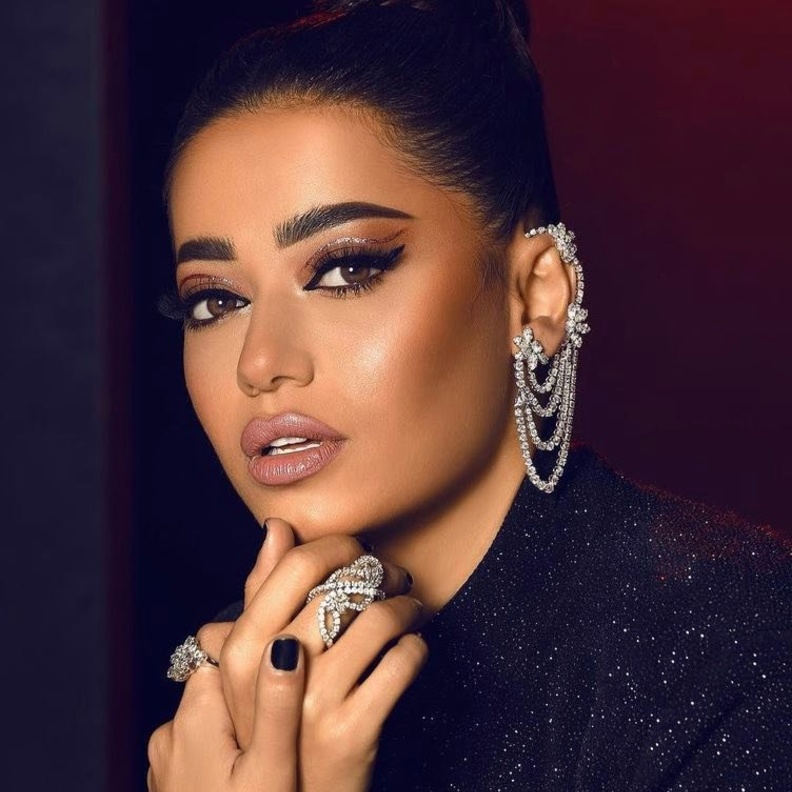 رسمات آيلاينر جريئة وعصرية لسهرات رأس السنة 2022 بأسلوب النجمات العربيات