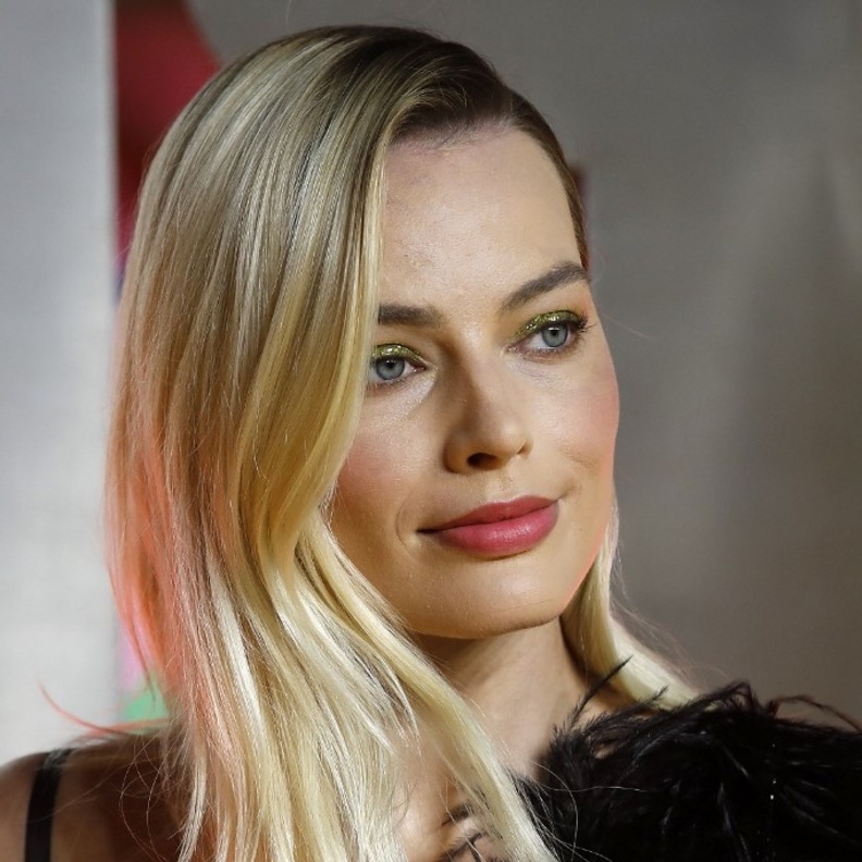 نجمات عالميات اخترن رسمات مكياج ملون