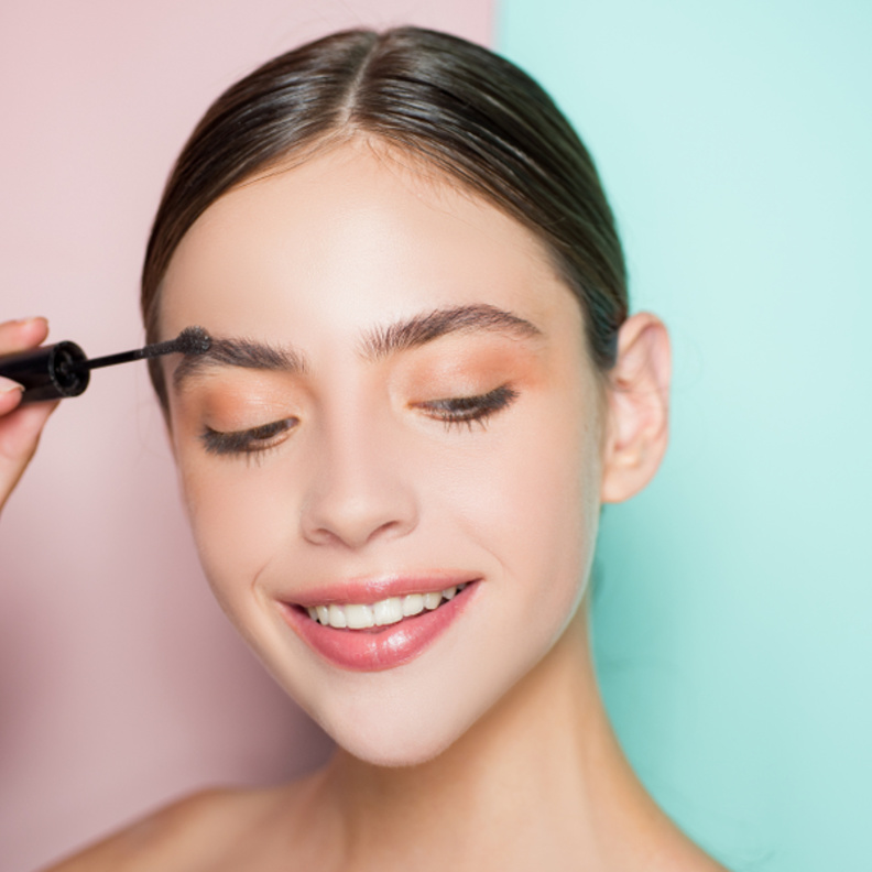 كيفية تكثيف الحواجب بزيت الخروع وما هي نتائجه