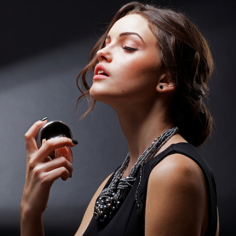 طريقة تطبيق العطور بالشكل الصحيح