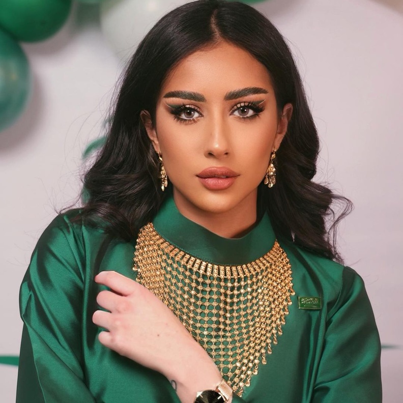 مكياج جريء باللون الأخضر لفرح الهادي -  صورة من حسابها على إنستاغرام