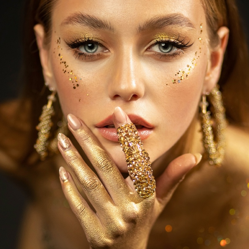 مكياج سموكي ذهبي لسهرة رأس السنة 2022