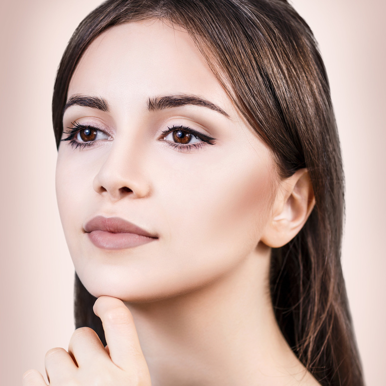 مكياج عيون بألوان هادئة لمناسبة نهاية عام 2021