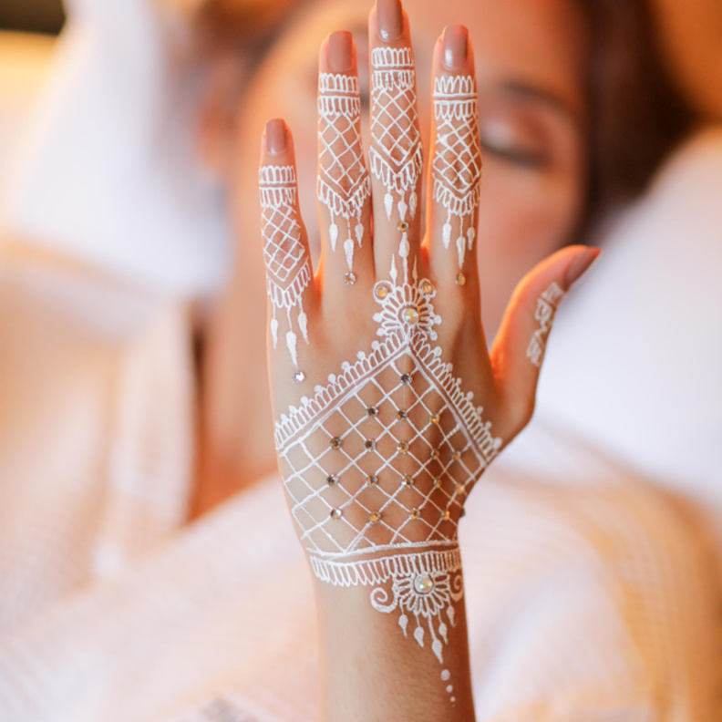 نقشات حناء باللون الابيض 