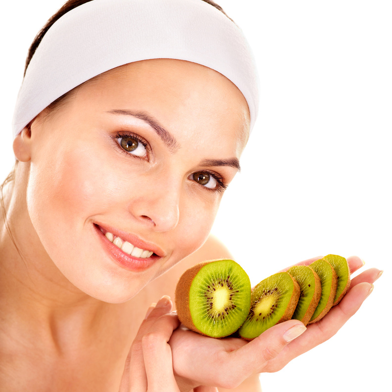 ماسكات طبيعية من الكيوي للحصول على بشرة متجددة ومشرقة