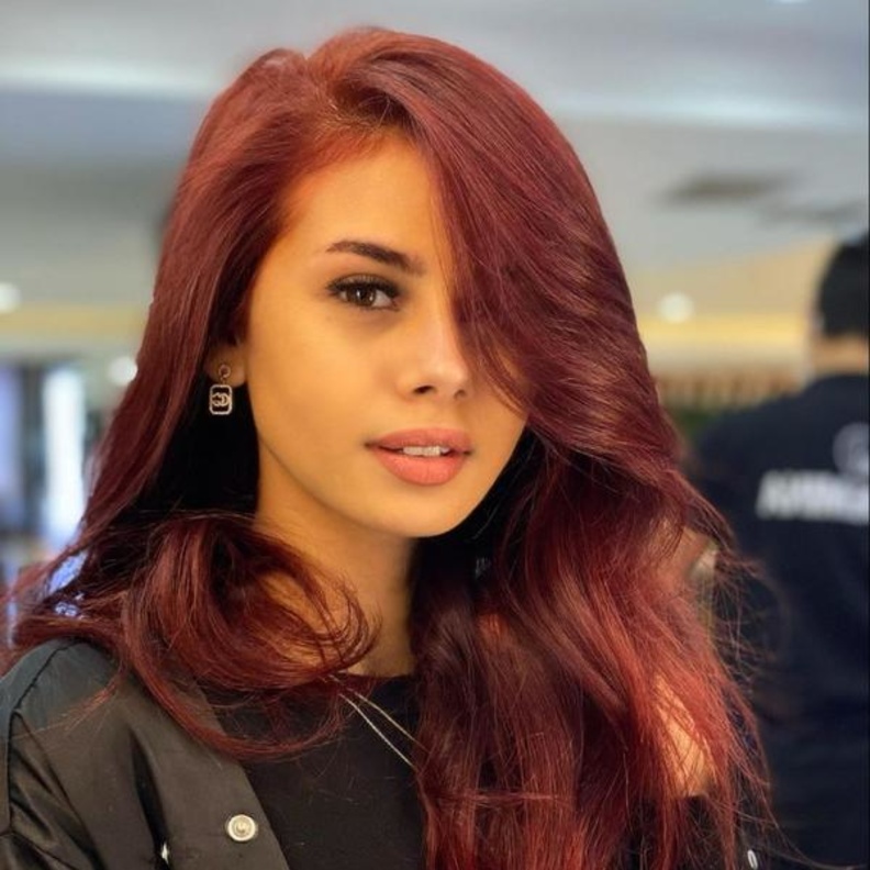 نجمات اعتمدن لون الشعر الأحمر في عام 2021