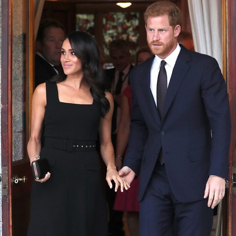 العائلة المالكة البريطانية قررت السماح للأمير هاري Prince Harry وزوجته ميغان ماركل Meghan Markle دوقة ساسيكس بالاحتفاظ بألقابهما الملكية خوفا منهما