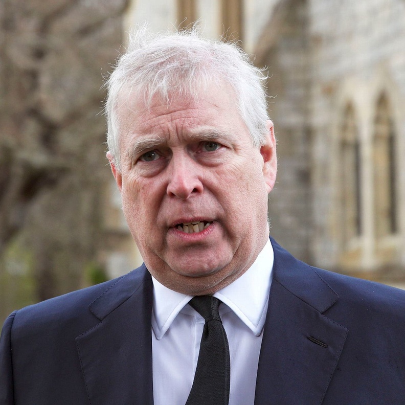 الأمير أندرو المحبط يقضي معظم وقته في المنزل أمام التلفاز