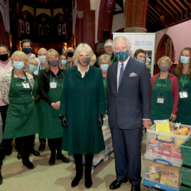 الأمير تشارلز وزوجته يثنيان على المتطوعين في بنوك الطعام