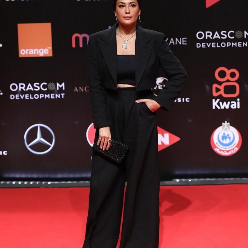 إطلالة عصرية ببدلة رسمية باللّون الأسود من ＦＡＲＡＨ ＳＥＩＦ