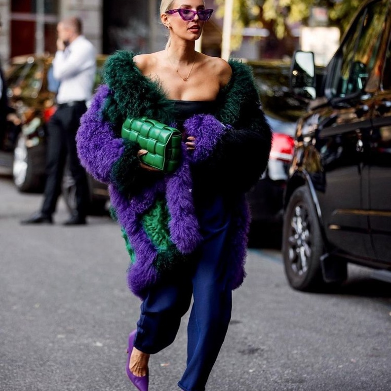 أفكار تنسيق المعطف الفرو- Leonie Hanne بمعطف فرو متعدد الألوان من Emporio Armani