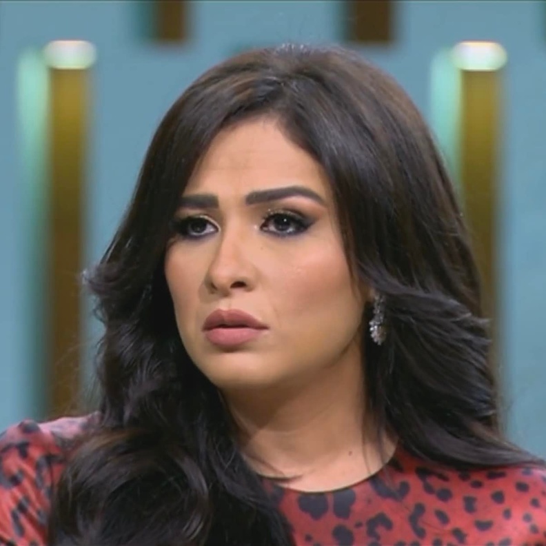 شقيق ياسمين عبد العزيز يثير لغطاً بعد تجاهلها لدوره بأزمتها الصحية في حلقتها مع منى الشاذلي