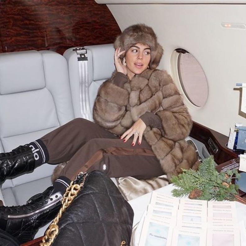 من إطلالات جورجينا رودريغيز المميّزة لها في الطائرة أثناء توجهها إلى الثلج