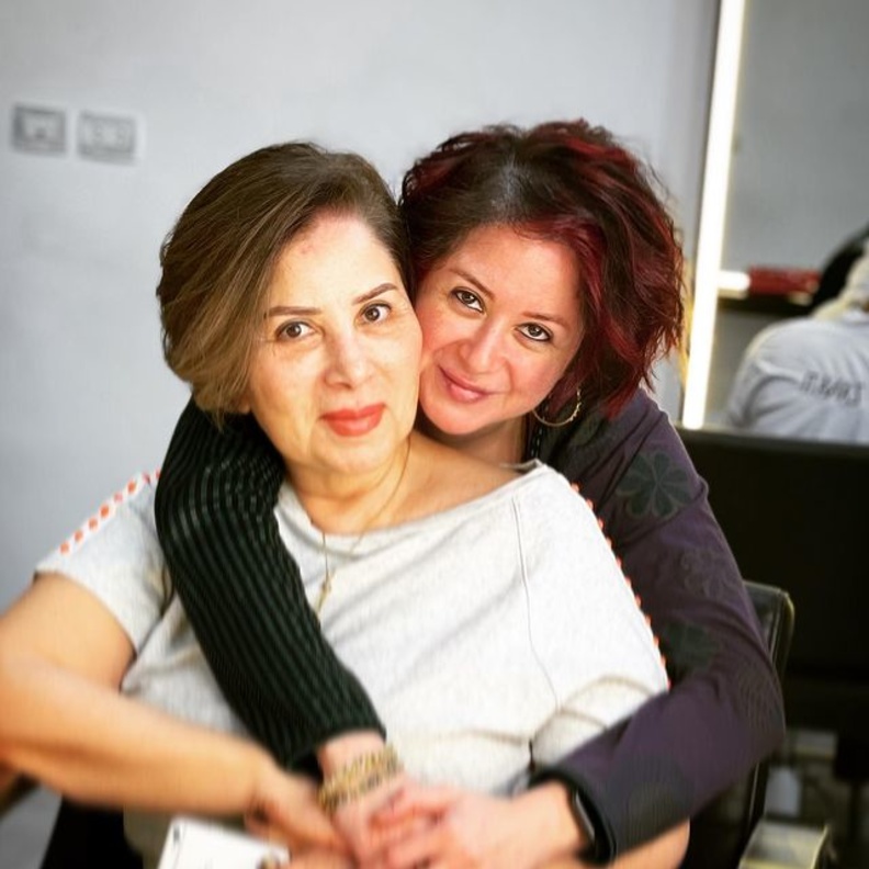 مي نور الشريف بـ لون شعر جريء وتنافس والدتها بوسي