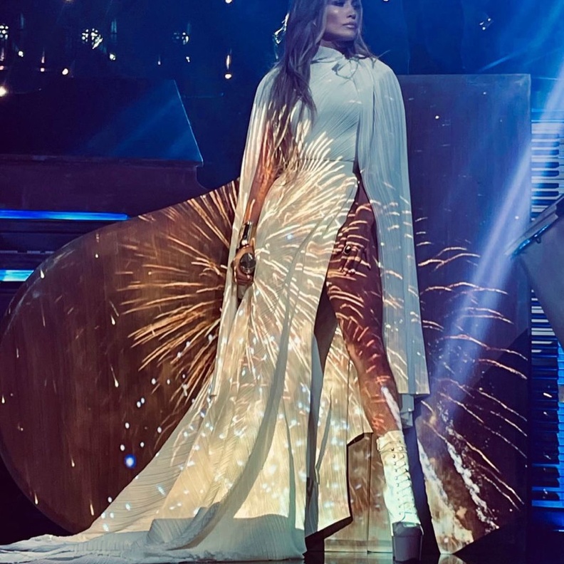 إطلالة جنيفر لوبيز خارجة عن المألوف بموضة اللون الأبيض