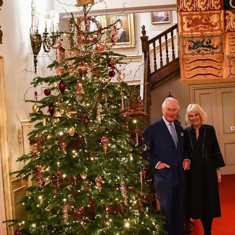 الأمير تشارلز وكاميلا باركر يحتفلان بمناسبات نهاية العام